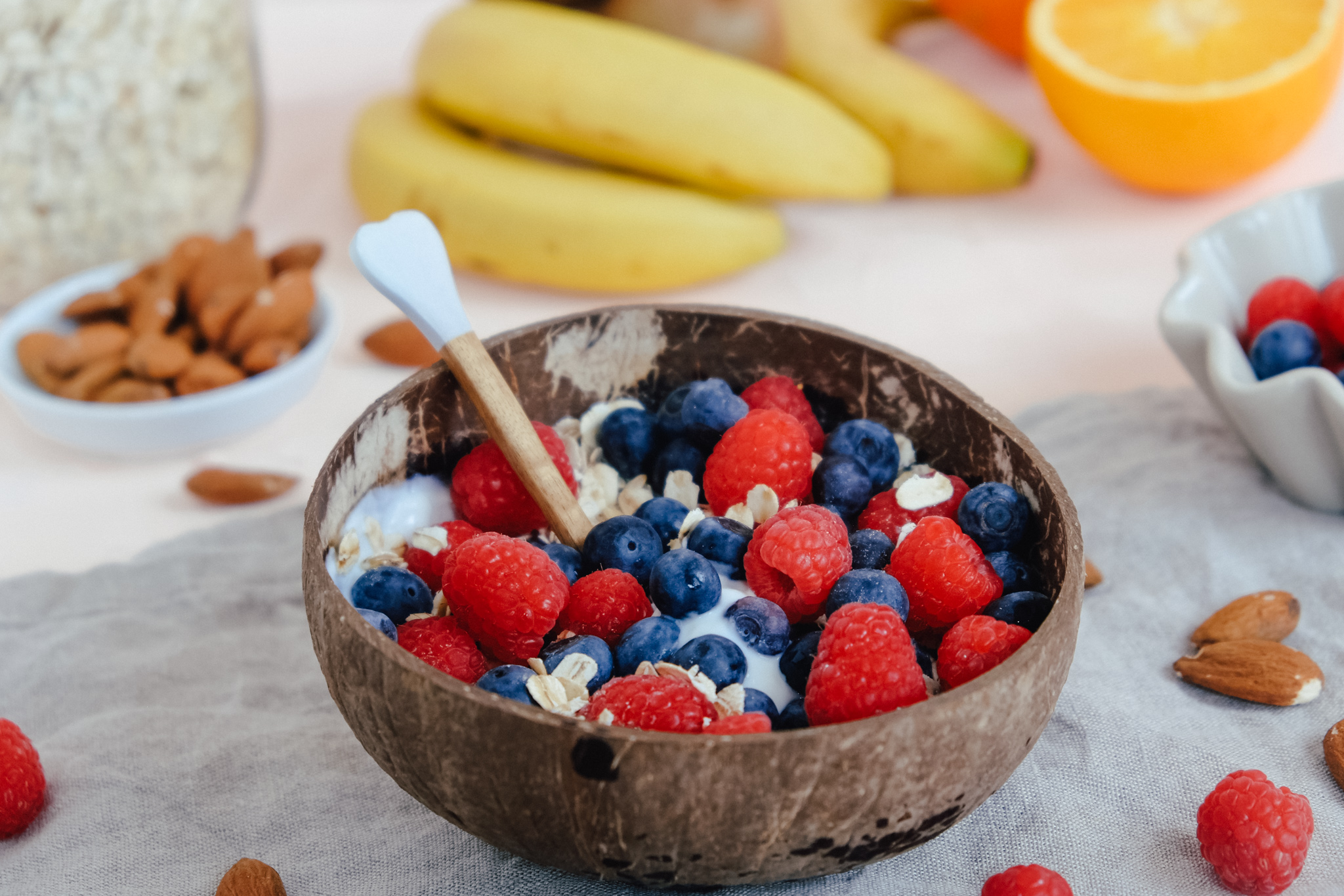 Juice Plus+ gesundes Frühstück: Müsli mit Joghurt und Früchten